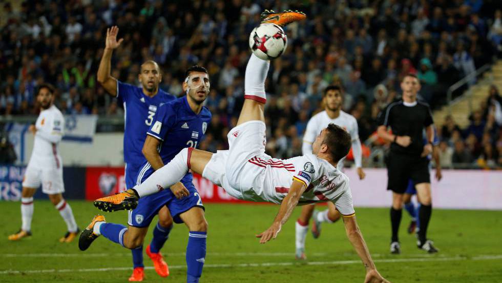 Aspas rematando de chilena