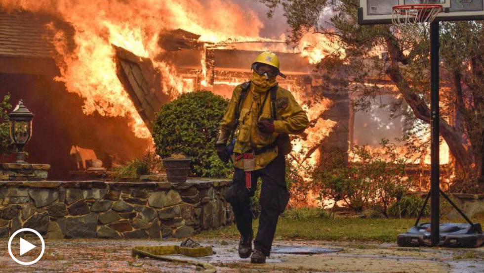 Bombero en el incendio de California